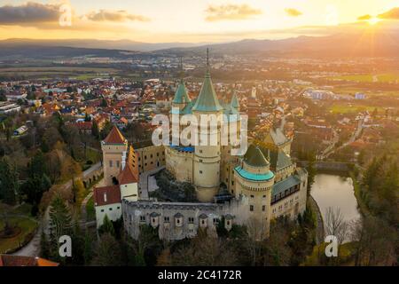 Bojnice Burg und Stadt in der Slowakei aus der Luft bei Sonnenaufgang. Stockfoto