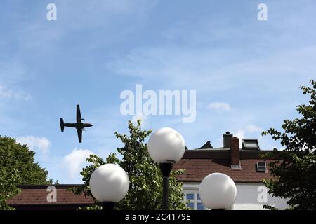 Ein Militärflugzeug C-160 Transall, das über die Eckernförder Bucht fliegt Stockfoto