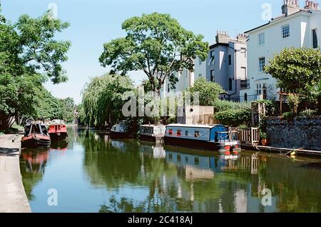 Der Regent's Canal im Sommer in der Nähe von Primrose Hill, North London, Großbritannien Stockfoto