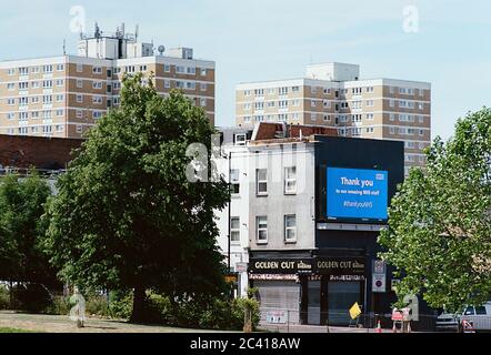 Plakatwand-Anzeige, die dem NHS auf der Seite eines Gebäudes nahe Woodside Park, Wood Green, North London Großbritannien, während der Coronavirus-Sperre dankt Stockfoto