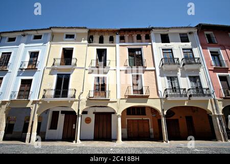 Blick auf bunte Gebäude mit Arkaden mit Blick auf den Marktplatz in Xativa, Spanien Stockfoto