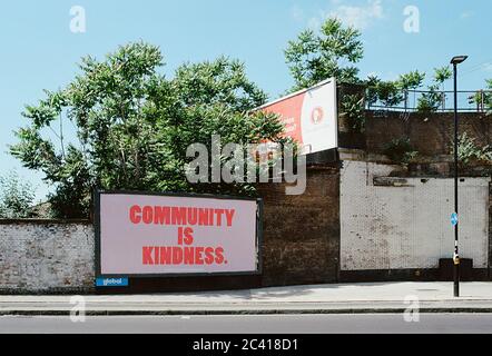 Werbeplakat-Community-Nachricht in der Nähe von Arsenal, Nord-London Großbritannien, während der Coronavirus-Sperre, Anfang Juni 2020 Stockfoto