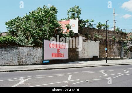 "Gemeinschaft ist Freundlichkeit"-Botschaft auf einer Plakatwand in Arsenal, North London, Großbritannien, Anfang Juni 2020, während der Coronavirus-Sperre Stockfoto