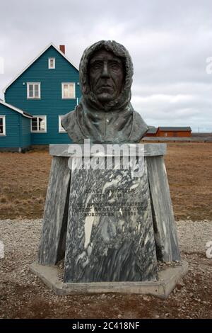 Große Büste von Roald Amundsen in NY-Ålesund auf Spitzbergen, Svalbard Stockfoto