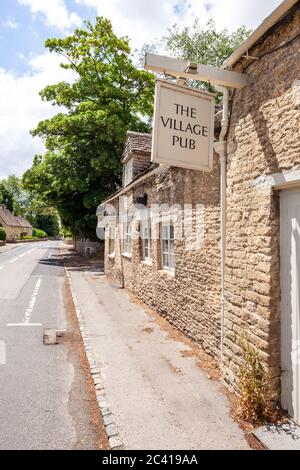 Der fantasievoll benannte Village Pub im Cotswold-Dorf Barnsley, Gloucestershire, Großbritannien Stockfoto