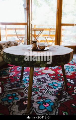 Traditionelles bosnisches Kaffeeset auf Holztisch Stockfoto