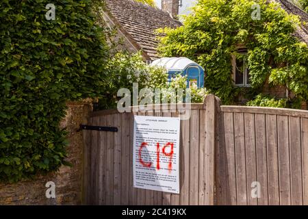 Eine Mitteilung an das Tor eines Baugrundstücks, die die Bewohner während der Pandemie von Covid 19 von sicheren Arbeitsweisen informiert. Stockfoto