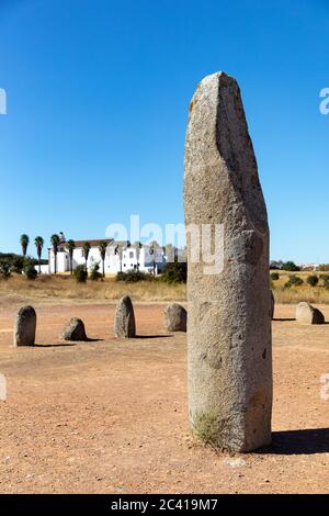 Xerez Steinkreis (Cromeleque do Xerez), ein stehender Steinquadrant bei Monsaraz, Portugal mit Convento da Orada im Hintergrund Stockfoto