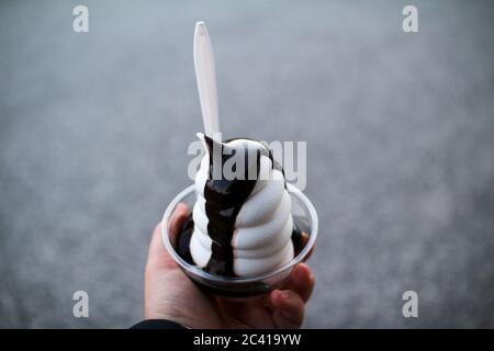 Eine heiße Fudge sundae in einem Plastikbecher Stockfoto