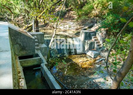 Kleiner Damm am Loutanis Fluss in Seven Spring (Epta Piges) im Wald bei Kolymbia (Rhodos, Griechenland) Stockfoto