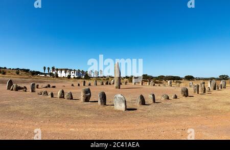 Xarez Steinkreis (Cromeleque do Xerez), ein stehender Steinquadrant bei Monsaraz, Portugal mit Convento da Orada im Hintergrund Stockfoto