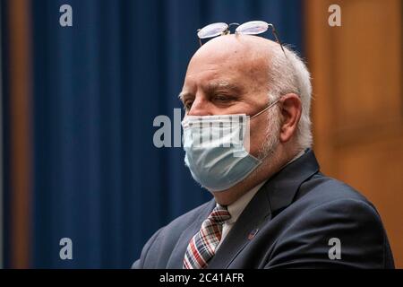 Robert Redfield, Direktor des Centers for Disease Control and Prevention (CDC), bereitet sich darauf vor, am Dienstag, den 23. Juni 2020, vor dem Energie- und Handelsausschuss des Repräsentantenhauses in Washington, D.C., USA, Aussagen zu treffen. Die Gesundheitsbehörden der Trump-Regierung werden den Gesetzgebern mitteilen, dass ihre Behörden sich auf eine Grippesaison vorbereiten, die durch die Coronavirus-Pandemie kompliziert wird. Quelle: Sarah Silbiger / Pool via CNP - Nutzung weltweit Stockfoto