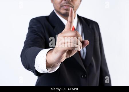 Geschlossene Aufnahme eines Mannes in Anzug zeigt "NEIN" Zeichen, nahtlose weißen Hintergrund Stockfoto