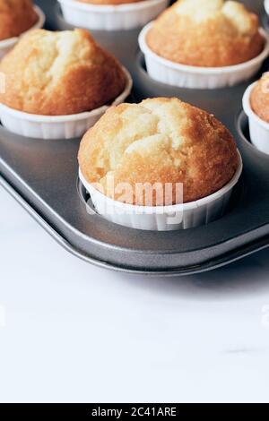 Nahaufnahme von hausgemachten Muffins in Muffin Tablett Stockfoto