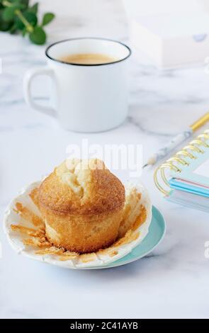 Stillleben mit Kaffee und hausgemachtem Muffin. Stockfoto