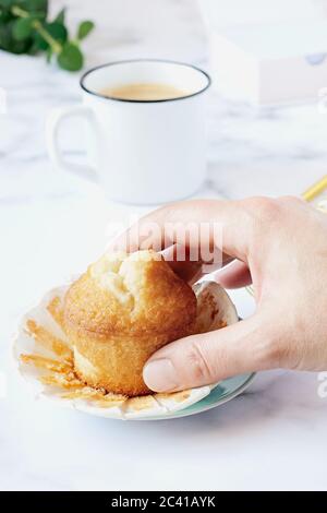 Frau Hand greift einen hausgemachten Muffin. Stockfoto