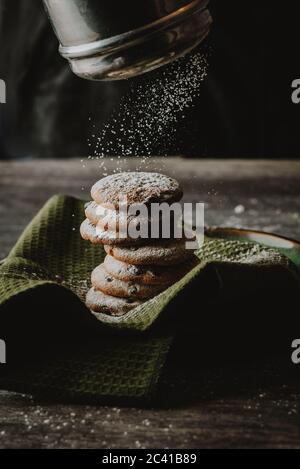 Chocolate Chip Cookies dunkle Lebensmittel Fotografie Stockfoto
