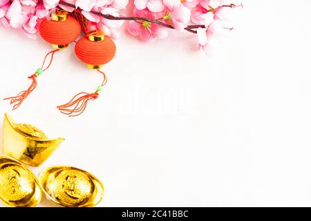 Hintergrund zum chinesischen Neujahr. Die Worte auf Goldbarren sind chinesische Wörter, die „Reichtum und Schatz hereinzubringen“ bedeuten. Stockfoto