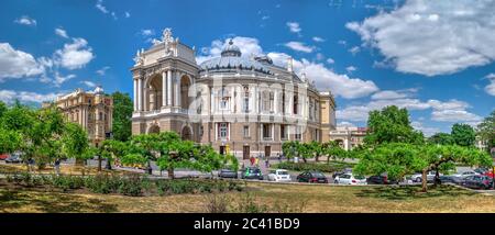 Odessa, Ukraine 22.05.2020. Odessa Opern- und Ballettshaus in der Ukraine an einem sonnigen Frühlingstag Stockfoto
