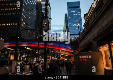 NEW YORK, NY - 17. AUGUST 2017: Sommerabend mit Lichtern und geschäftigen 42 Straße in der Nähe des Grand Central Terminals Stockfoto