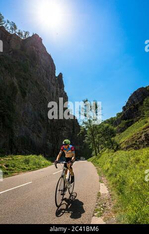 23. Juni 2020, EIN Radfahrer, der die Kalksteinschlucht in den Mendip Hills, in der Nähe des Dorfes Cheddar, Somerset, England, hinauffährt. Radfahren hat einen Anstieg der Popularität mit vielen Menschen auf ihre Fahrräder während der Lockdown gesehen. Foto © Matthew Lofthouse - Freiberuflicher Fotograf. Stockfoto