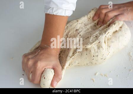 Mann knetet einen großen Teig für hausgemachtes Brot in Quarantäne Stockfoto