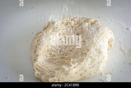 Teig fertig und Laugen, um hausgemachtes Brot zu machen Stockfoto