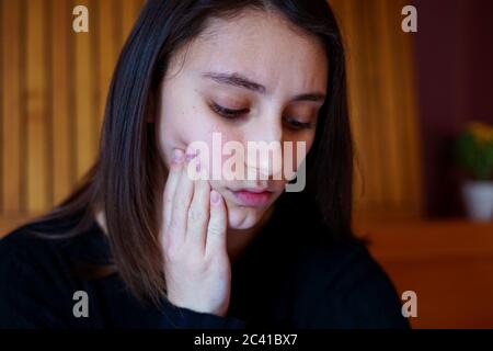 Junge Frau mit Zahnschmerzen. Zahnschmerzen Konzept. Stockfoto