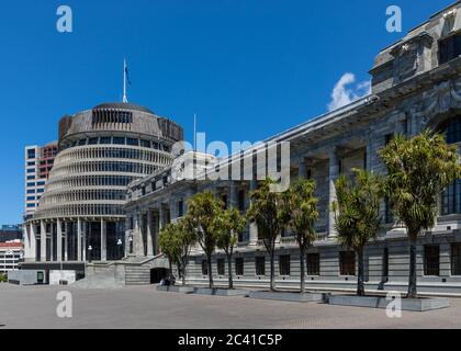 Wellington, Neuseeland: Die 'Beehive' (links) ist der gebräuchliche Name für den Exekutivflügel des neuseeländischen Parlamentsgebäudes (rechts) Stockfoto