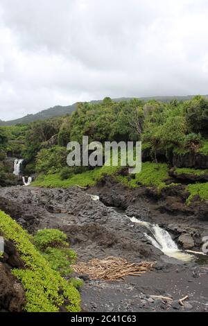 Mehrere Wasserfälle der Sieben heiligen Pools, O'heo Gulch, im Haleakala National Park, Maui, Hawaii, USA Stockfoto