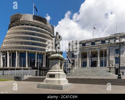 Wellington, Neuseeland: Die Statue des Premierministers Richard Seddon, angefertigt 1915, vor dem neuseeländischen Parlament und dem Bienenstock Stockfoto