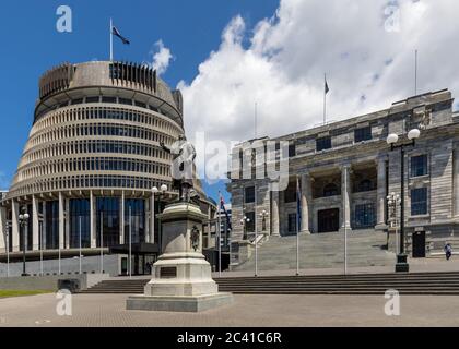 Wellington, Neuseeland: Die Statue des Premierministers Richard Seddon, angefertigt 1915, vor dem neuseeländischen Parlament und dem Bienenstock Stockfoto