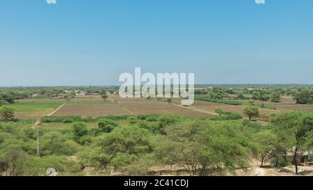 Blick auf ein landwirtschaftliches Gebiet in der nördlichen Region Perus, Landschaft mit klarem blauen Himmel Stockfoto