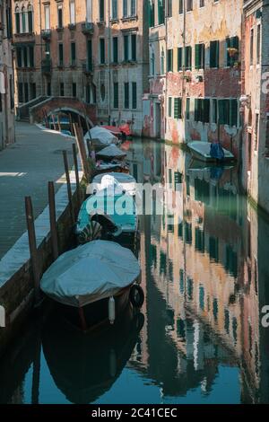 Reflejos de las gÃ³ndolas en venecia Stockfoto