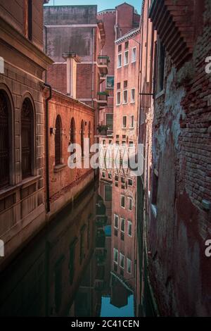 Reflejos en las gÃ³ndolas de venecia Stockfoto