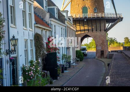 Malerische Straße in Wijk Bij Duurstede, Niederlande, mit der einzigen Durchfahrt-Windmühle der Welt Stockfoto