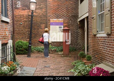 Bladens Gericht in Elfreth's Alley, Old City District, Philadelphia, Pennsylvania, USA (Model veröffentlicht) Stockfoto