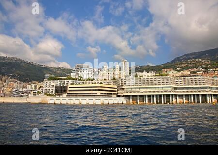 Blick vom Mittelmeer auf das Fürstentum Monaco und Monte Carlo mit seinen dichten Wolkenkratzern, dem Yachthafen, dem Palast und dem Casino. Stockfoto