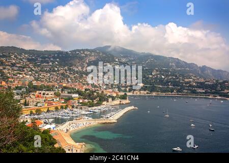 Schöne Aussicht auf die französische Flussstadt Villefranche sur Mer, an der Küste des Mittelmeeres, mit einem Yachthafen, Ferienort, Frankreich. Stockfoto