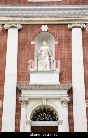 Ben Franklin Statue auf Old City Hall, Independence National Historical Park, Philadelphia, Pennsylvania, USA Stockfoto