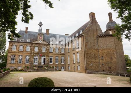 Das Schloss von Fler, heute ein Museum (Normandie, Orne, Frankreich). Wunderschöne mittelalterliche Architektur. Weitwinkelaufnahme dieses historischen Denkmals Stockfoto