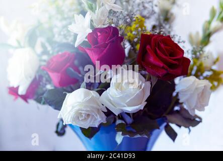 Schöne moderne Fotografie von Blumenstrauß Arrangement von weißen und roten Rosen in Vase Stockfoto
