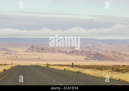 Straße, die durch die aride Region des Nordwestens von Südafrika, bekannt als das Boesmanland, mit den Hügeln, die es von der Succulent Karoo trennen Stockfoto