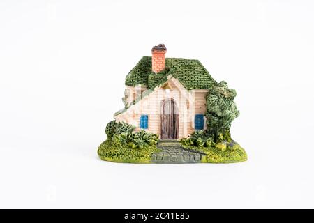 Miniaturhaus isoliert auf weißem Hintergrund Stockfoto