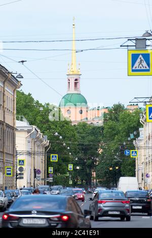 Sankt Petersburg, Russland – 15. Juni 2020: Blick auf die Sadowaja-Straße mit Stadtverkehr und der Spitze des Schlosses St. Michael Stockfoto