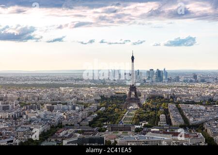 Blick von oben auf den Eiffelturm mit dem Finanzviertel - La Defense, Beyond, Paris, Ile-de-France, Frankreich Stockfoto