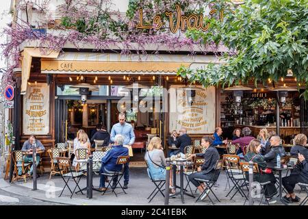 Le Vrai Paris - ein Café in Montmartre, Paris, Ile-de-France, Frankreich Stockfoto