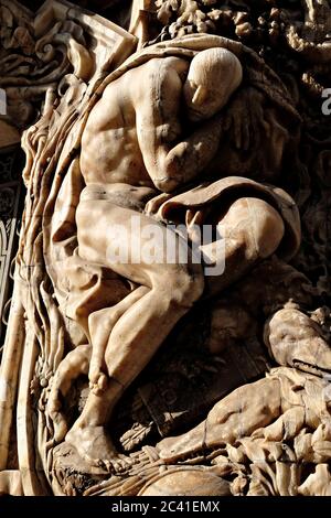 Detailansicht der Skulptur an der Fassade des Gebäudes von Marques de dos Aguas, dem Sitz des Keramikmuseums in Valencia, Spanien Stockfoto