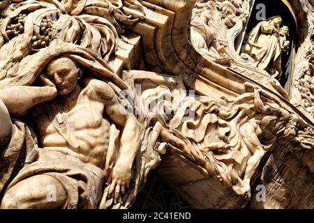 Detailansicht der Skulptur an der Fassade des Gebäudes von Marques de dos Aguas, dem Sitz des Keramikmuseums in Valencia, Spanien Stockfoto