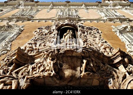 Blick in den Winkel der Fassade des Gebäudes von Marques de dos Aguas, dem Sitz des Keramikmuseums in Valencia, Spanien Stockfoto